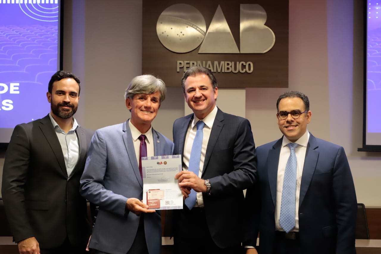 Entrega de carteiras para jovens advogadas e advogados