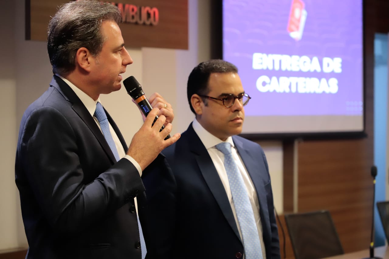 Entrega de carteiras para jovens advogadas e advogados