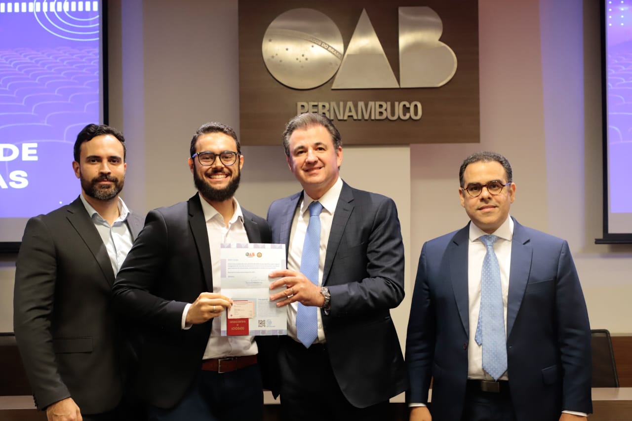 Entrega de carteiras para jovens advogadas e advogados