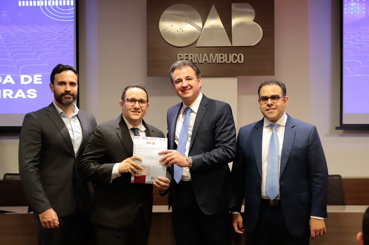 Entrega de carteiras para jovens advogadas e advogados