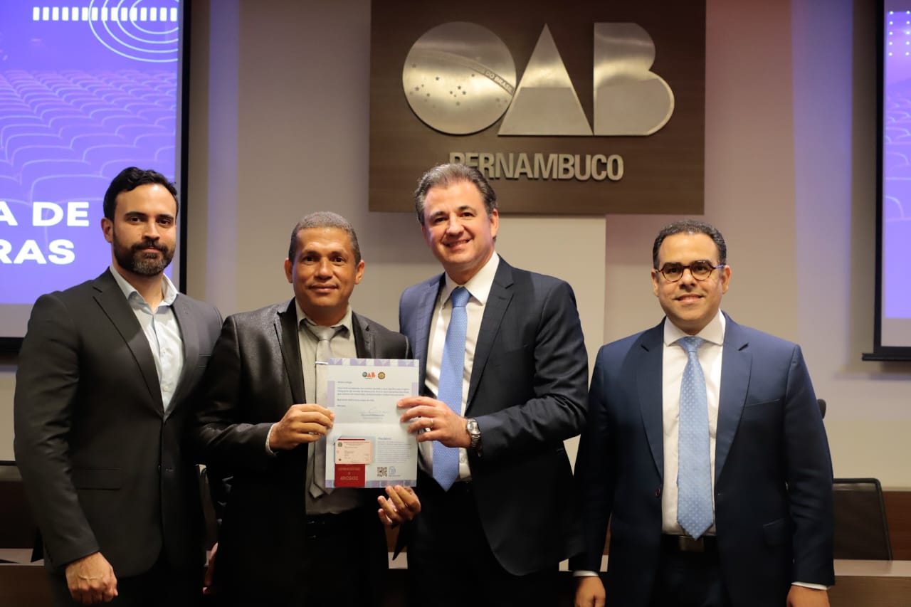 Entrega de carteiras para jovens advogadas e advogados