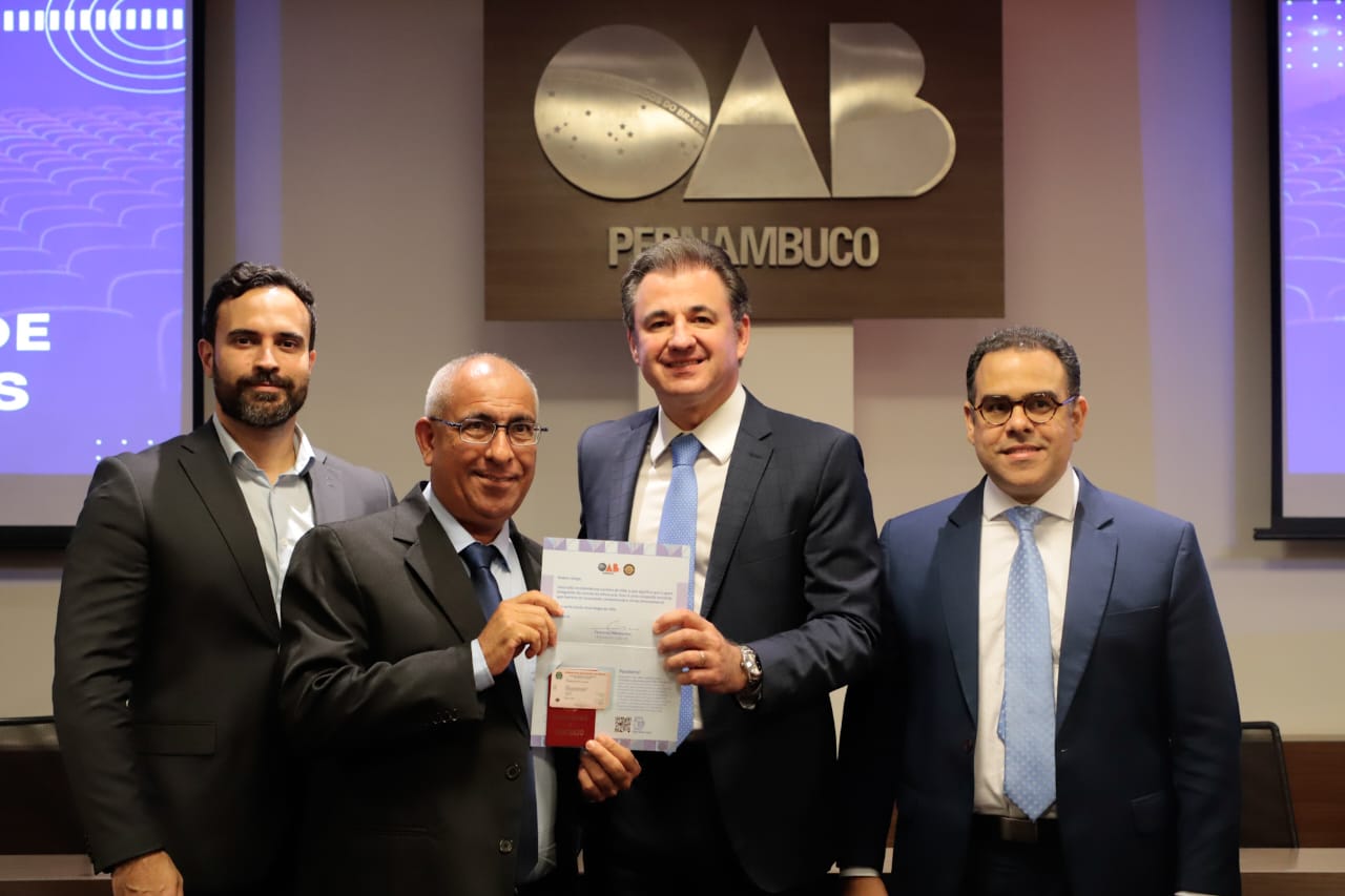 Entrega de carteiras para jovens advogadas e advogados