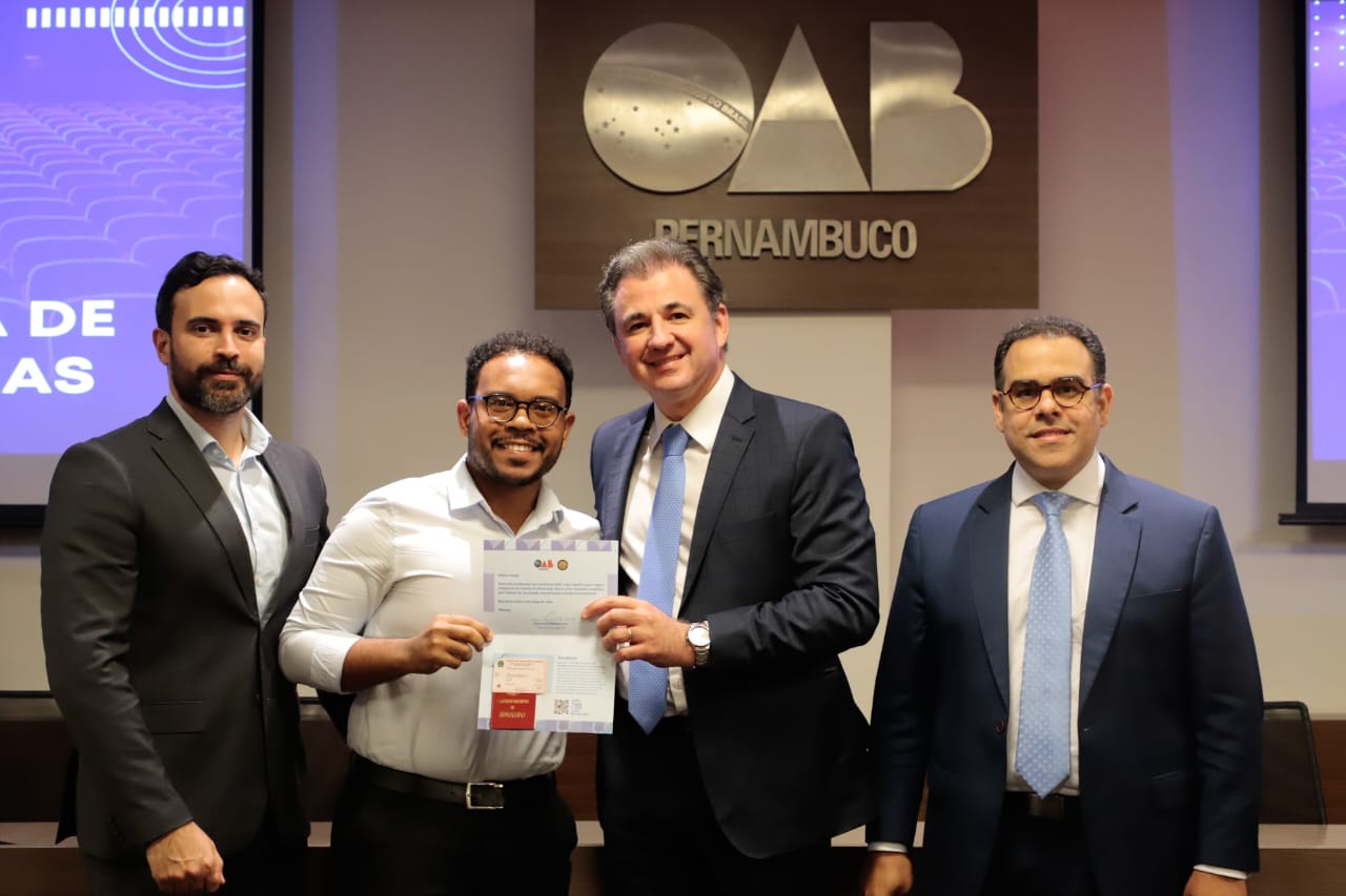 Entrega de carteiras para jovens advogadas e advogados