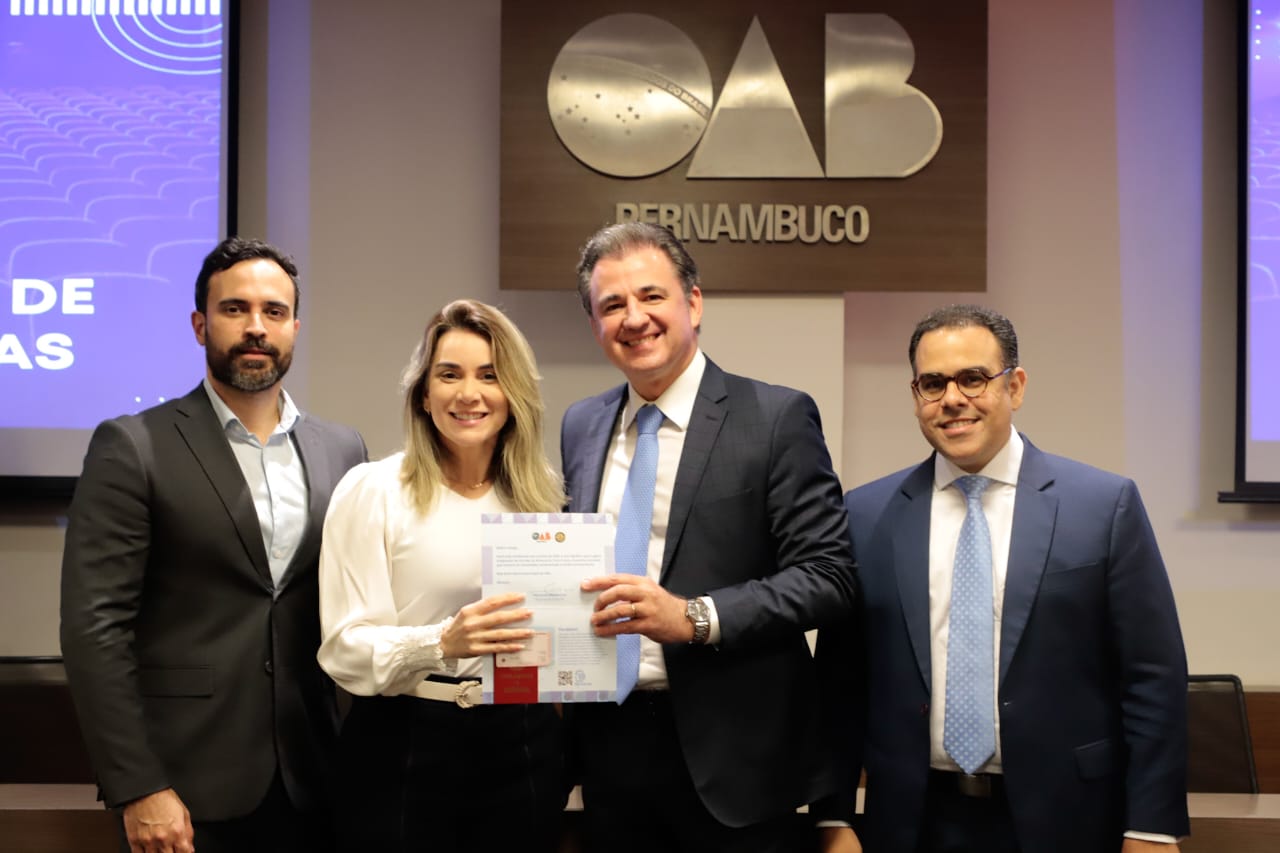 Entrega de carteiras para jovens advogadas e advogados