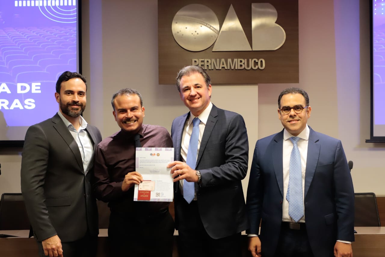 Entrega de carteiras para jovens advogadas e advogados