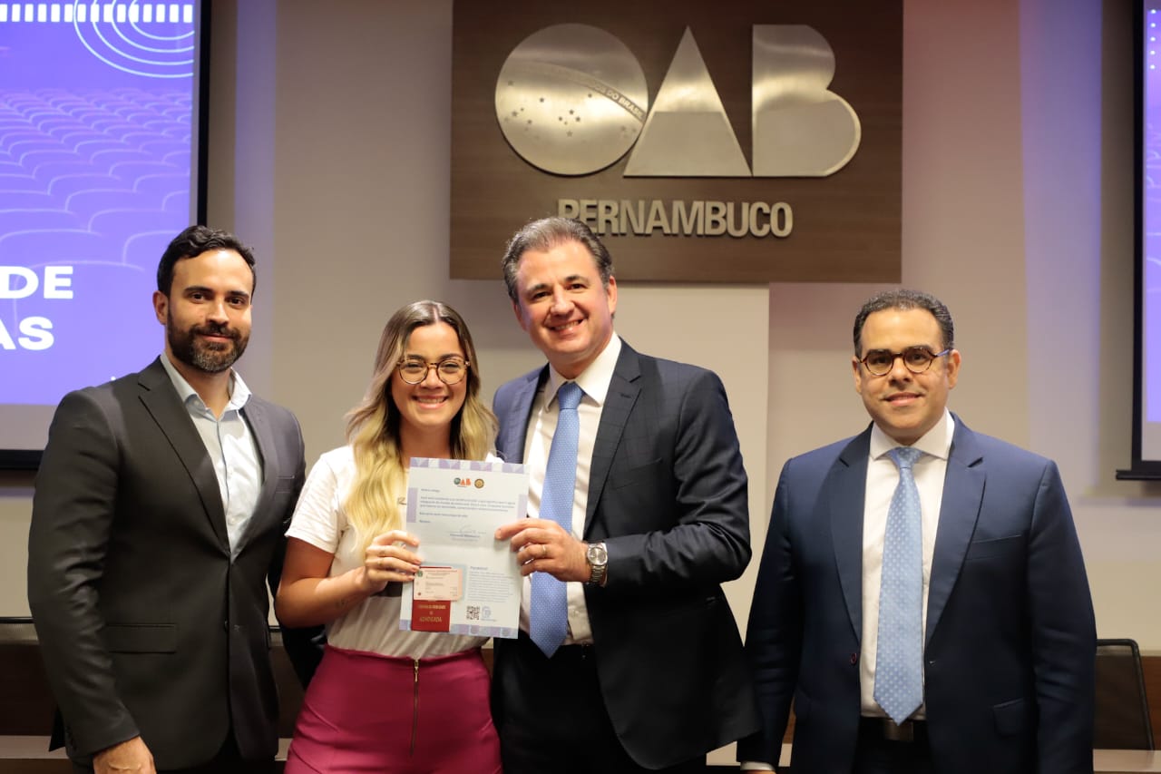 Entrega de carteiras para jovens advogadas e advogados