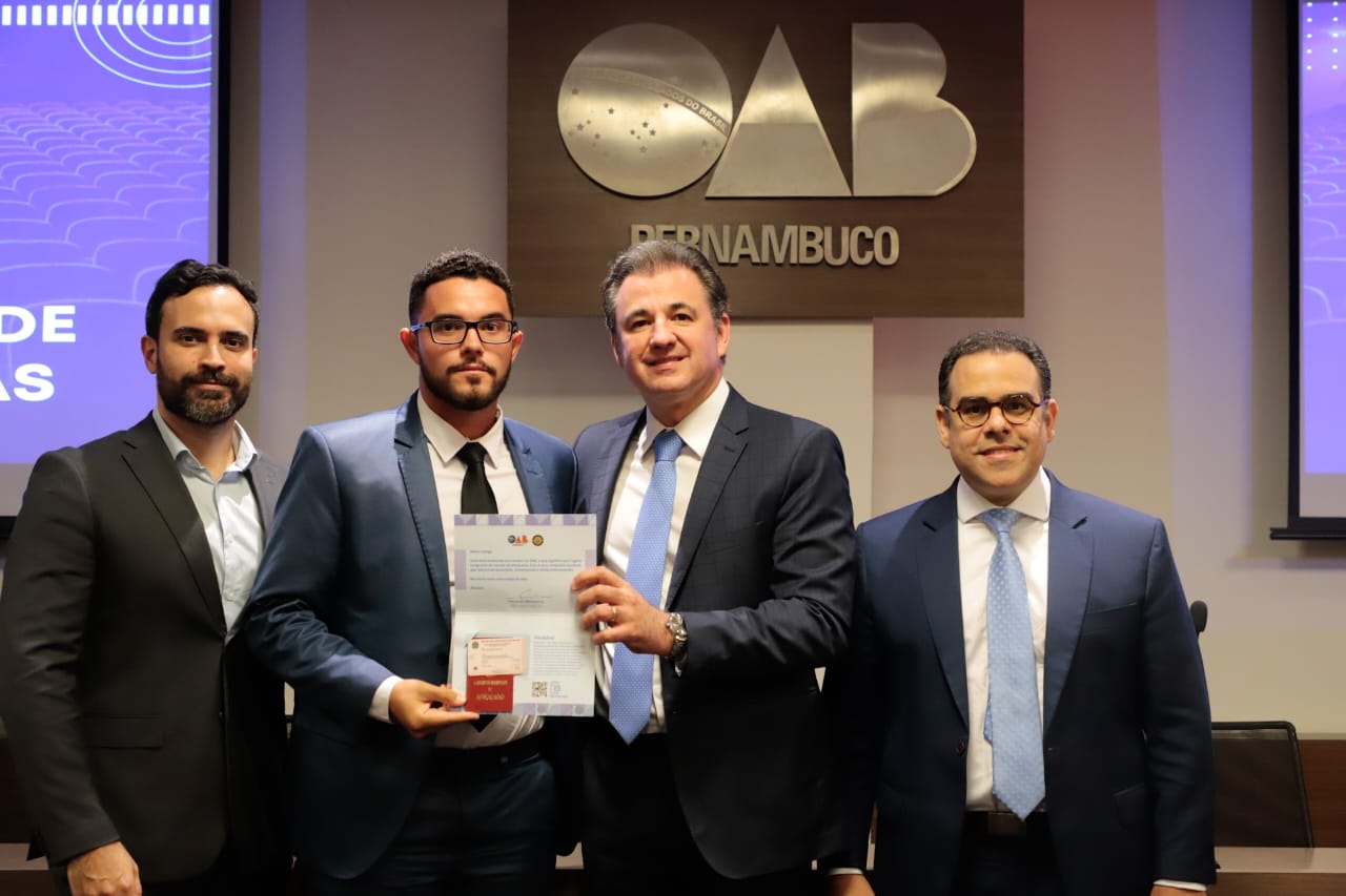 Entrega de carteiras para jovens advogadas e advogados
