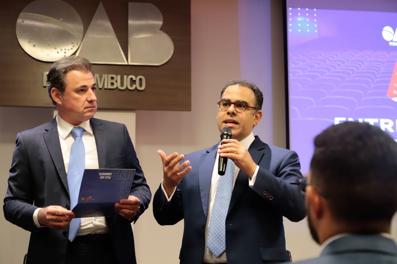 Entrega de carteiras para jovens advogadas e advogados