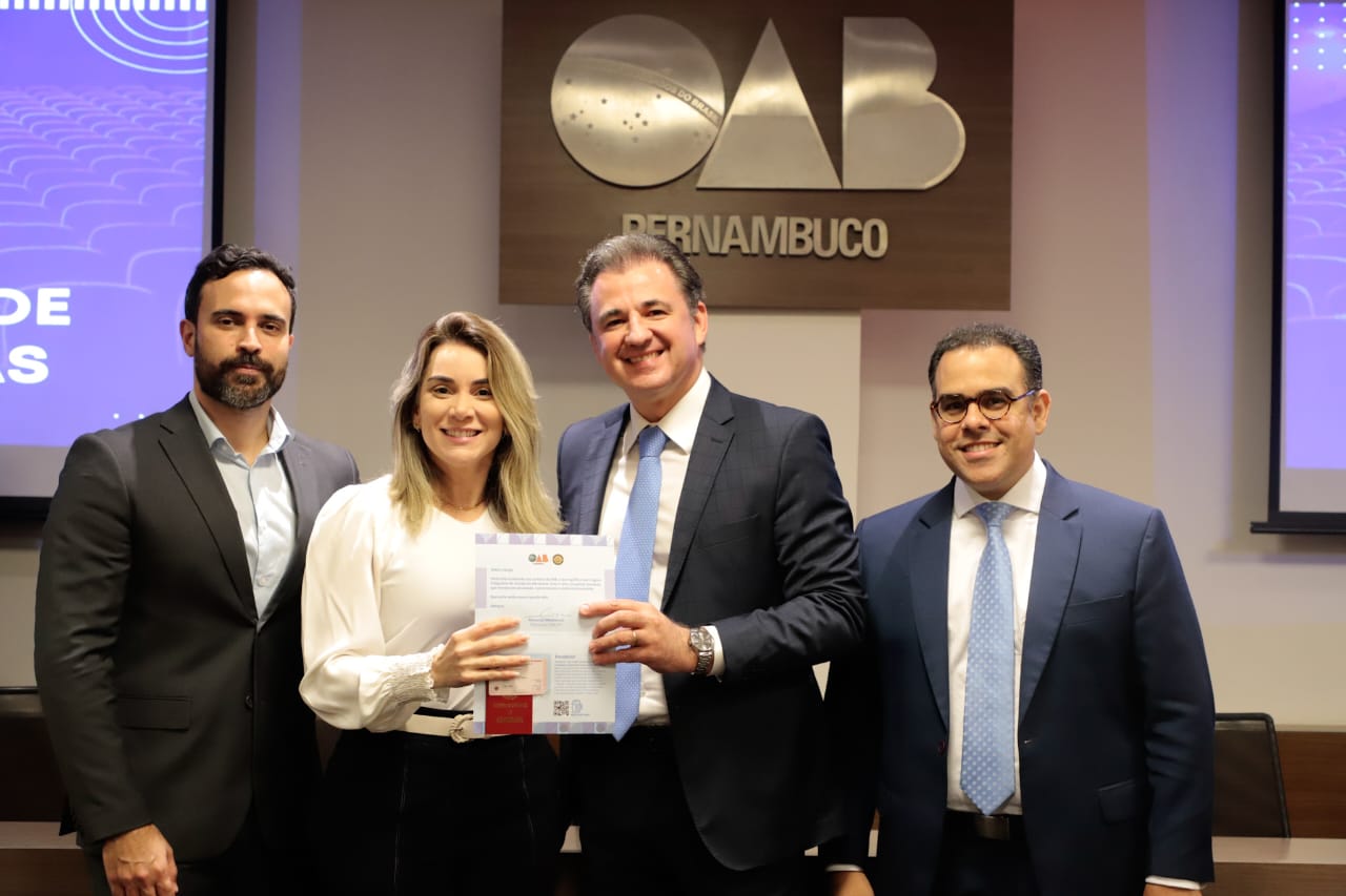 Entrega de carteiras para jovens advogadas e advogados