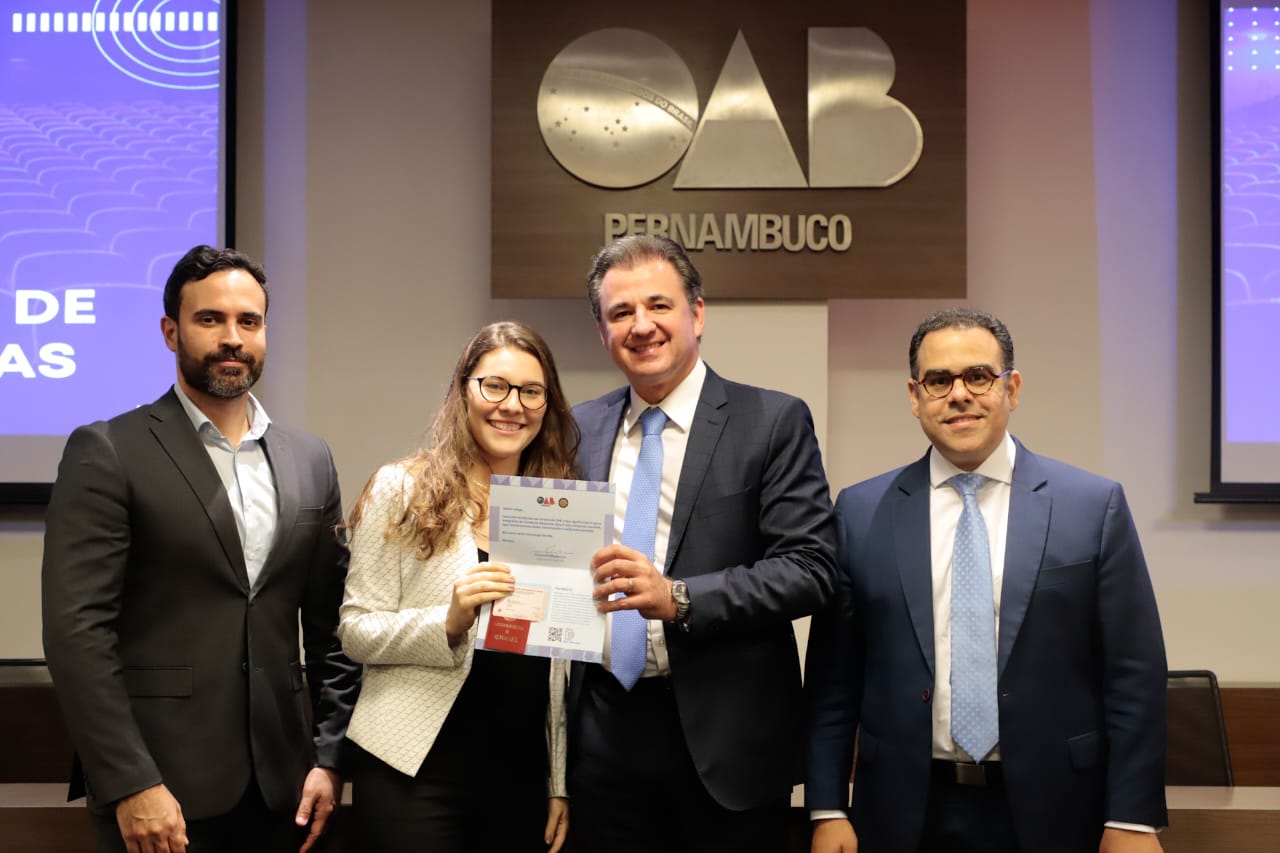 Entrega de carteiras para jovens advogadas e advogados