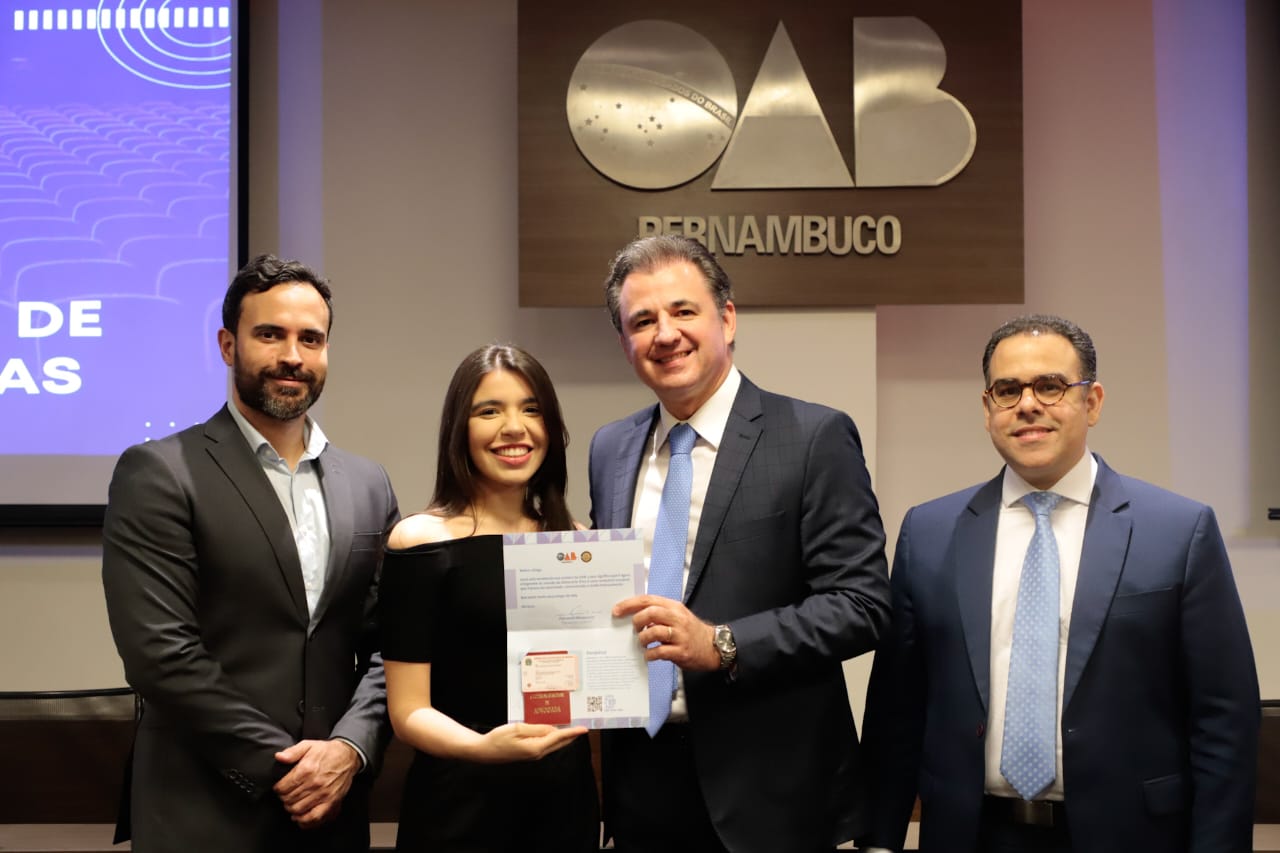 Entrega de carteiras para jovens advogadas e advogados