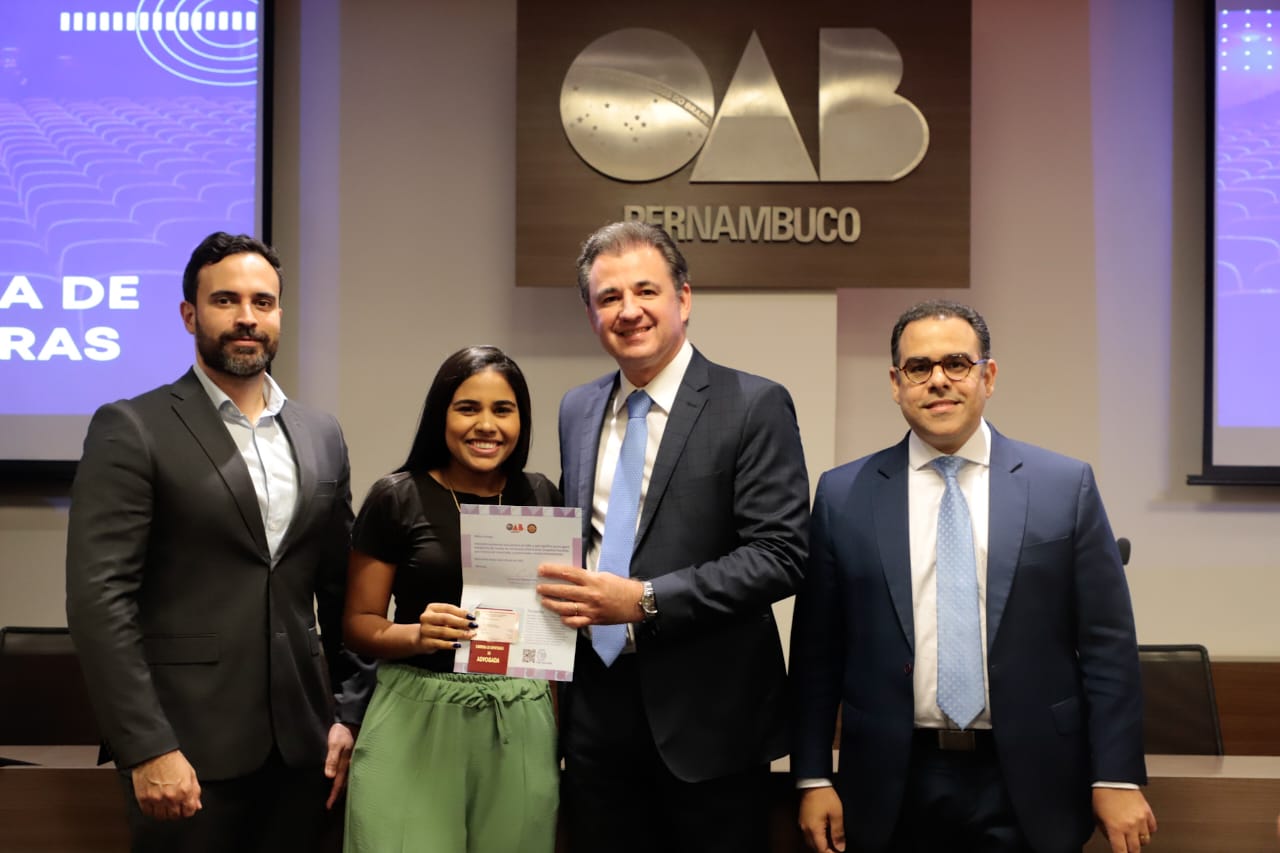 Entrega de carteiras para jovens advogadas e advogados