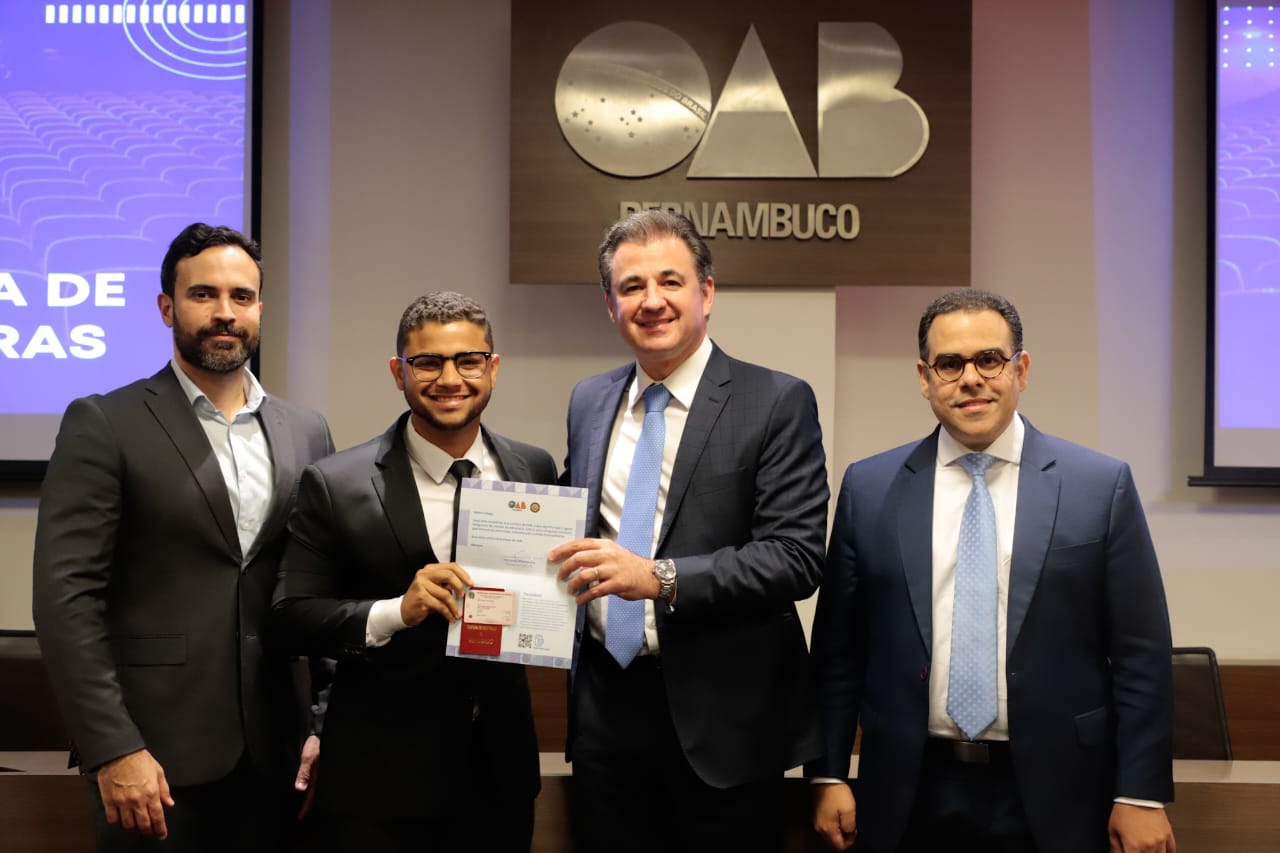 Entrega de carteiras para jovens advogadas e advogados