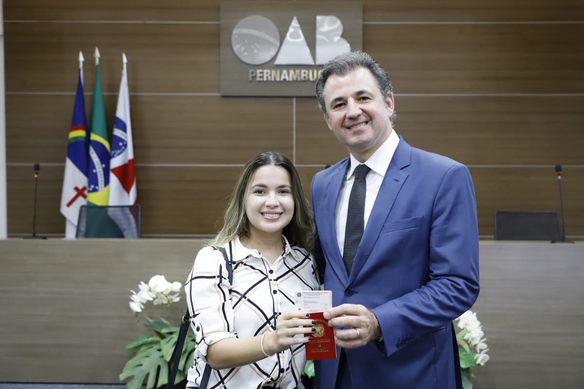 Entrega das carteiras dos novos advogados e advogadas