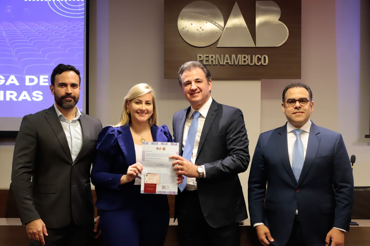 Entrega de carteiras para jovens advogadas e advogados
