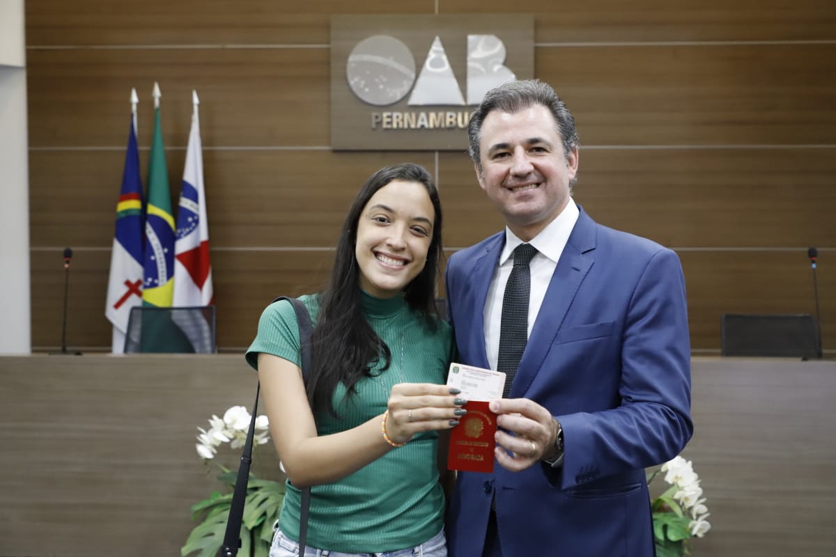 Entrega das carteiras dos novos advogados e advogadas