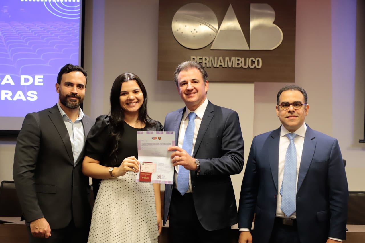 Entrega de carteiras para jovens advogadas e advogados