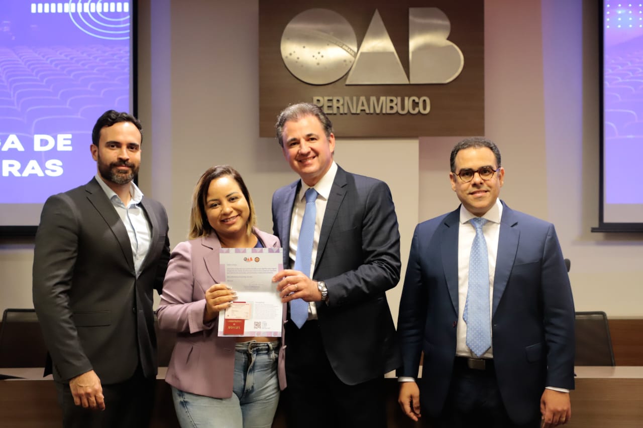 Entrega de carteiras para jovens advogadas e advogados
