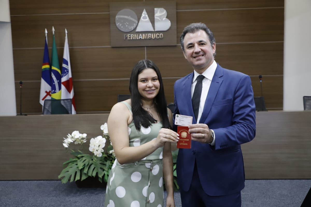 Entrega das carteiras dos novos advogados e advogadas