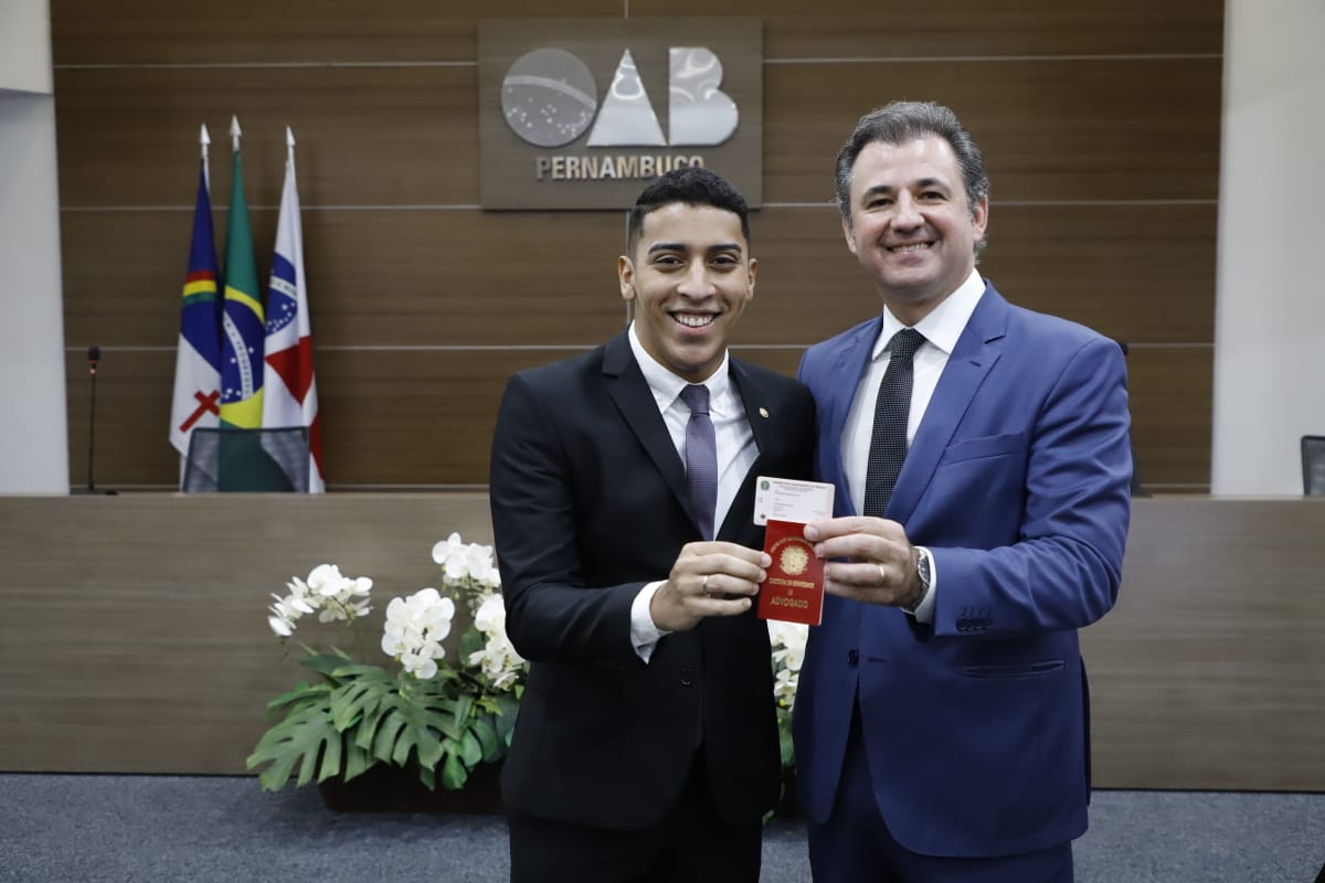 Entrega das carteiras dos novos advogados e advogadas