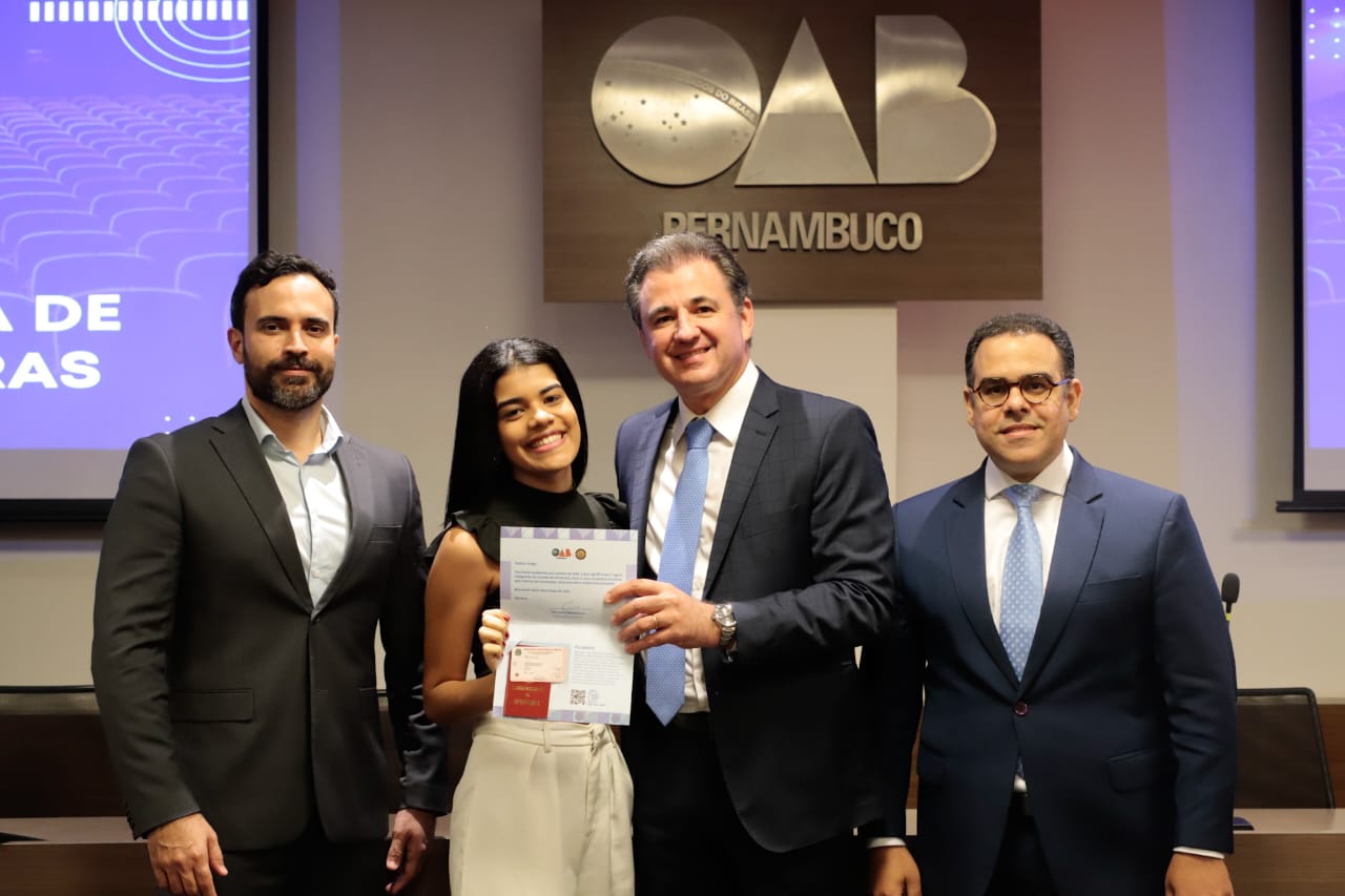 Entrega de carteiras para jovens advogadas e advogados