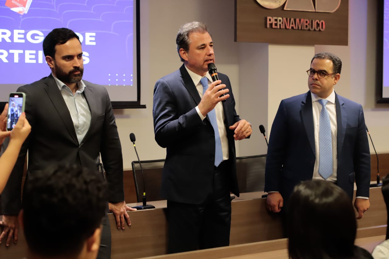 Entrega de carteiras para jovens advogadas e advogados