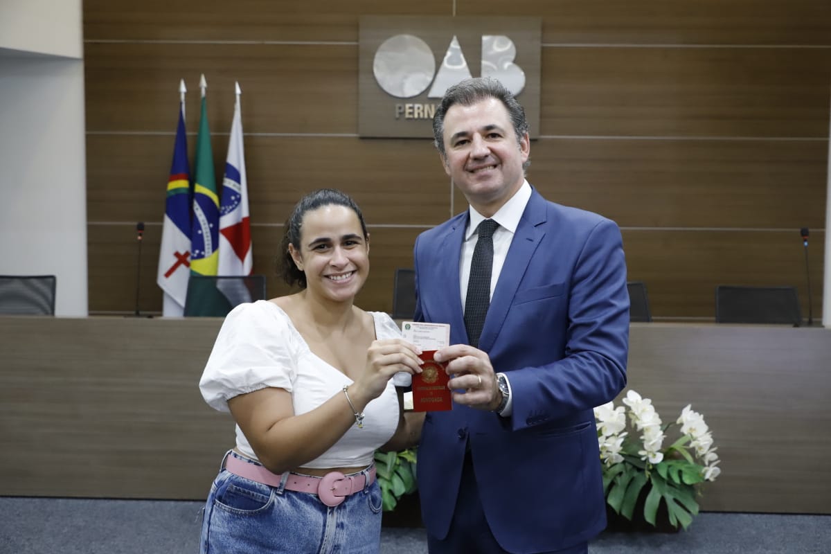 Entrega das carteiras dos novos advogados e advogadas