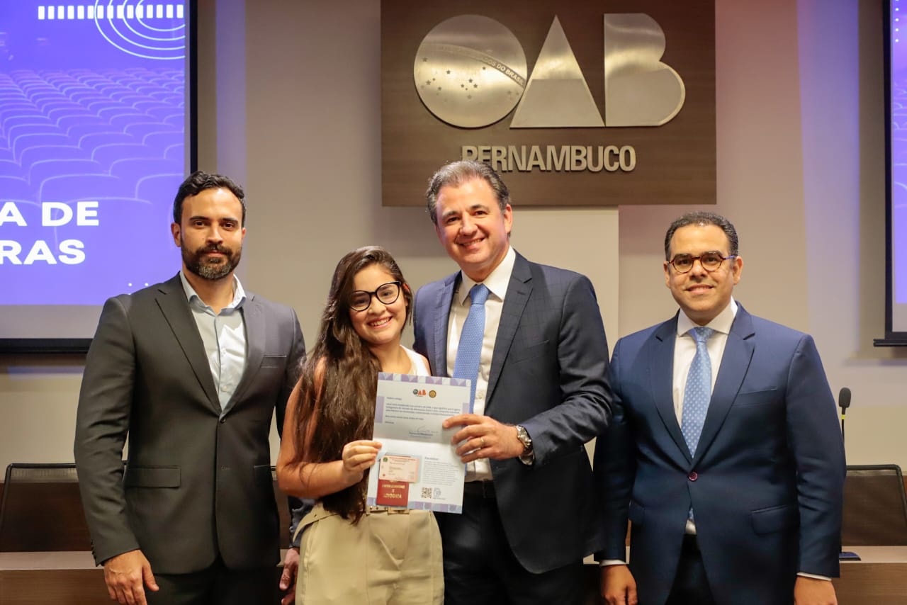 Entrega de carteiras para jovens advogadas e advogados