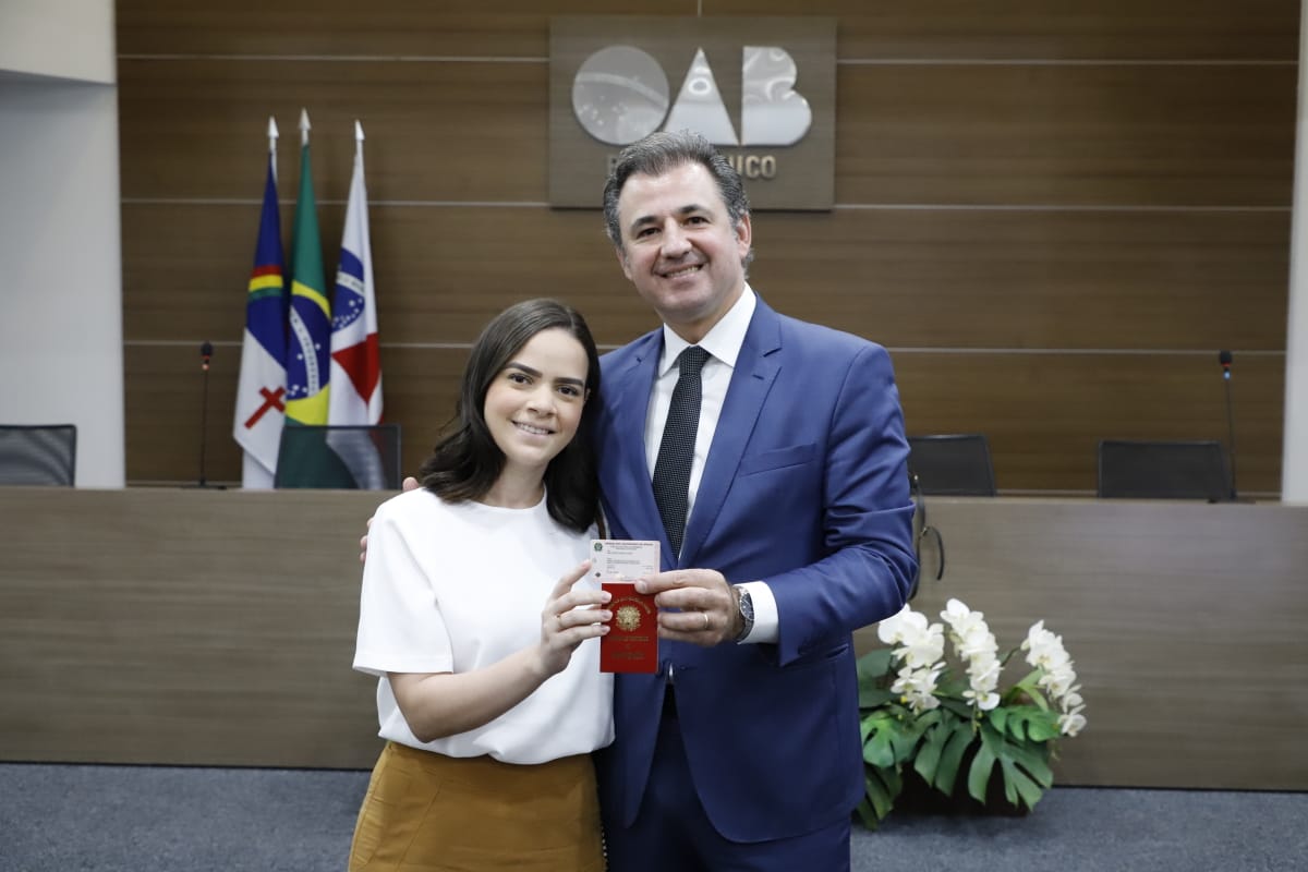 Entrega das carteiras dos novos advogados e advogadas