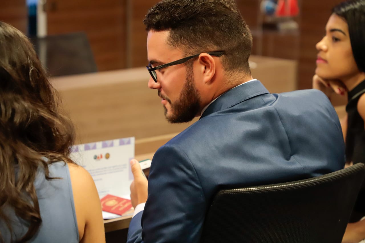 Entrega de carteiras para jovens advogadas e advogados