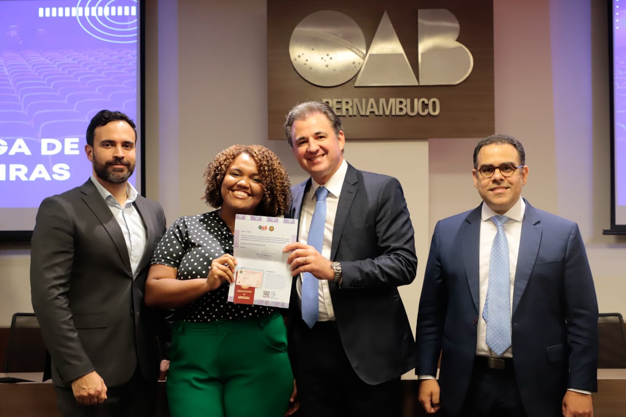 Entrega de carteiras para jovens advogadas e advogados