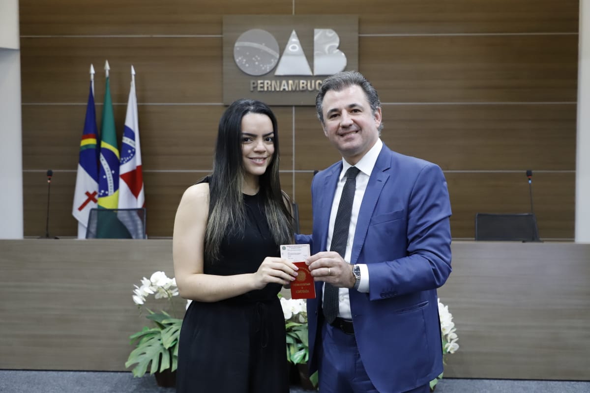 Entrega das carteiras dos novos advogados e advogadas