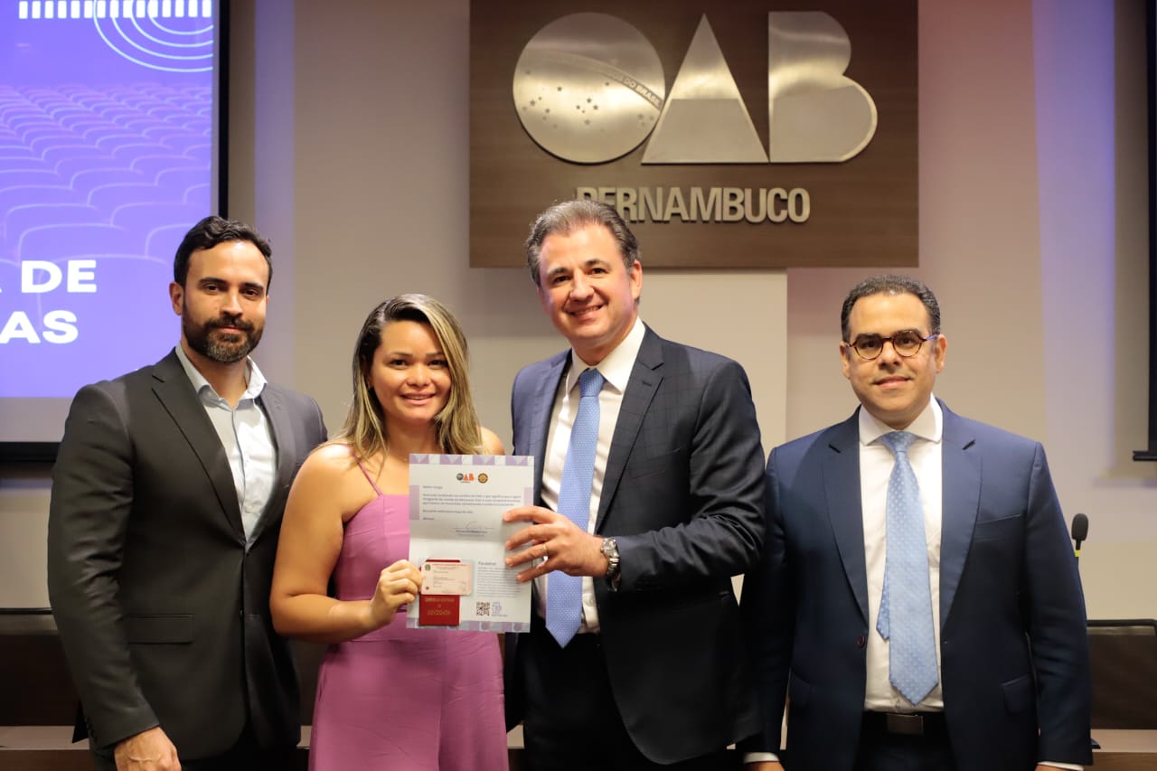 Entrega de carteiras para jovens advogadas e advogados