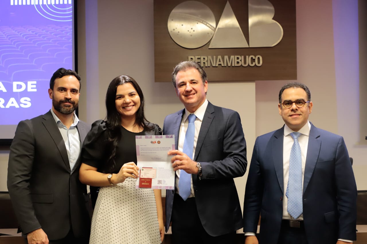 Entrega de carteiras para jovens advogadas e advogados