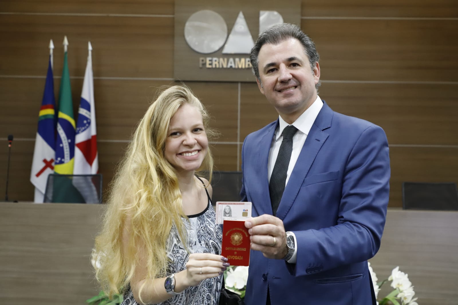 Entrega das carteiras dos novos advogados e advogadas