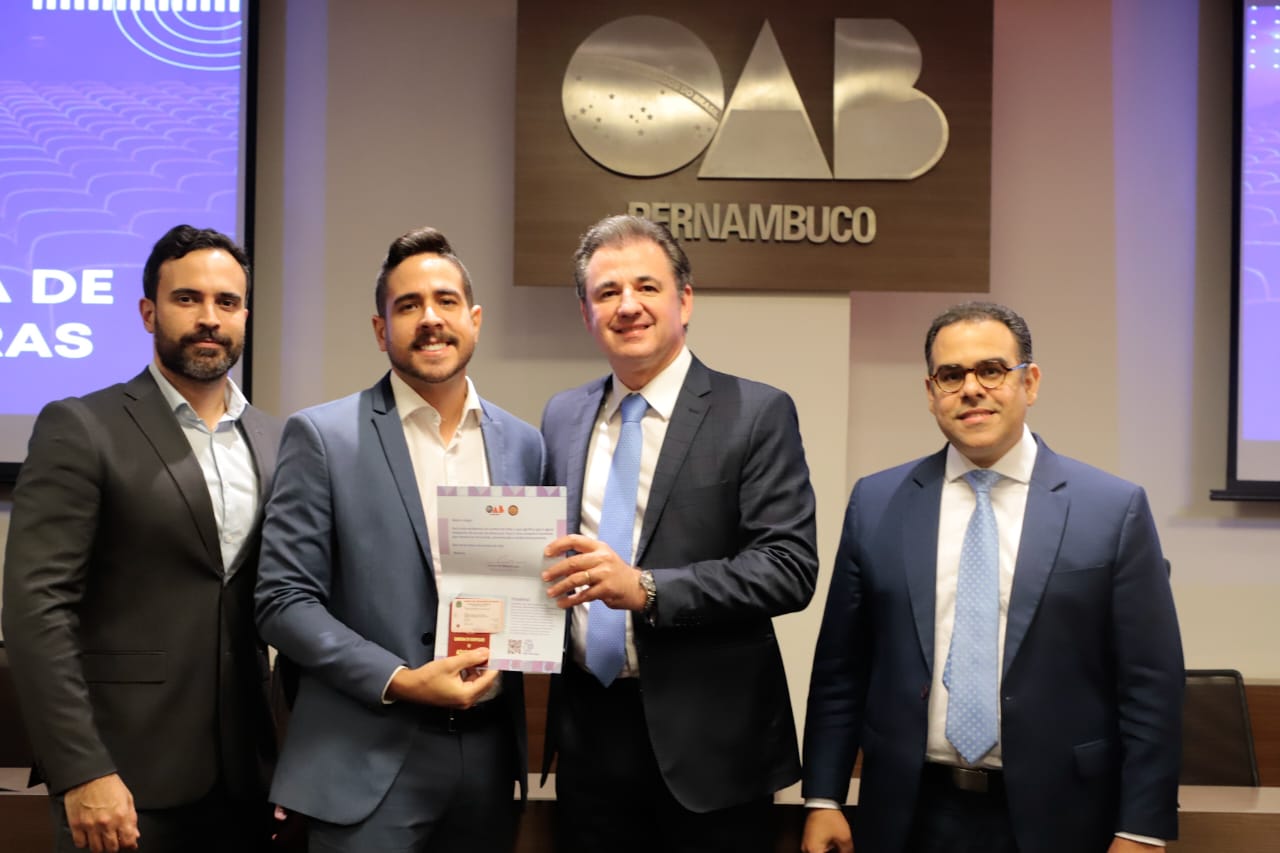 Entrega de carteiras para jovens advogadas e advogados