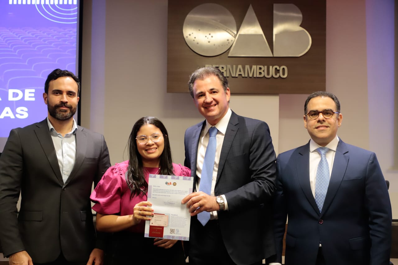 Entrega de carteiras para jovens advogadas e advogados