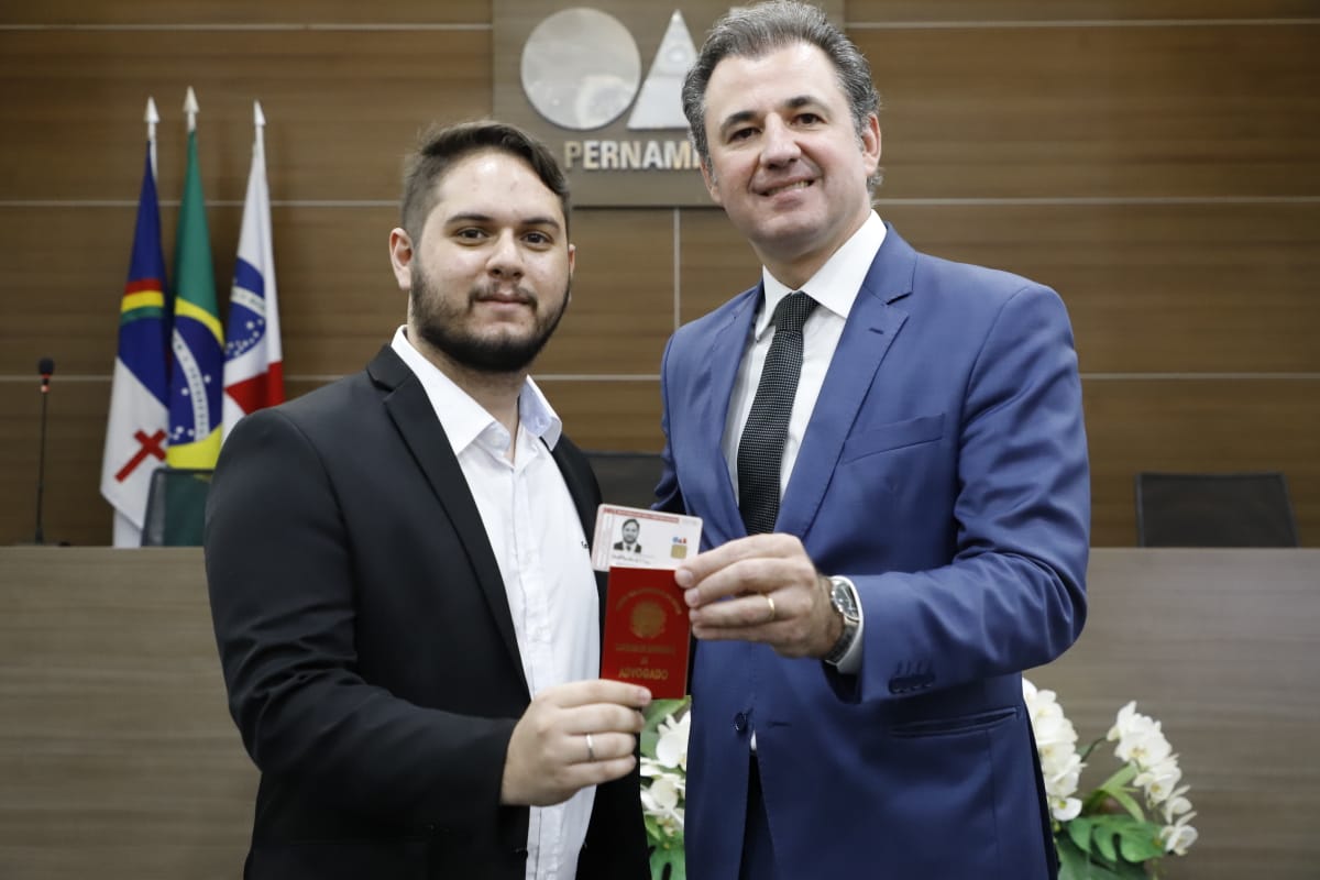 Entrega das carteiras dos novos advogados e advogadas