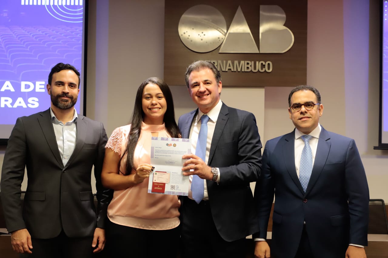 Entrega de carteiras para jovens advogadas e advogados