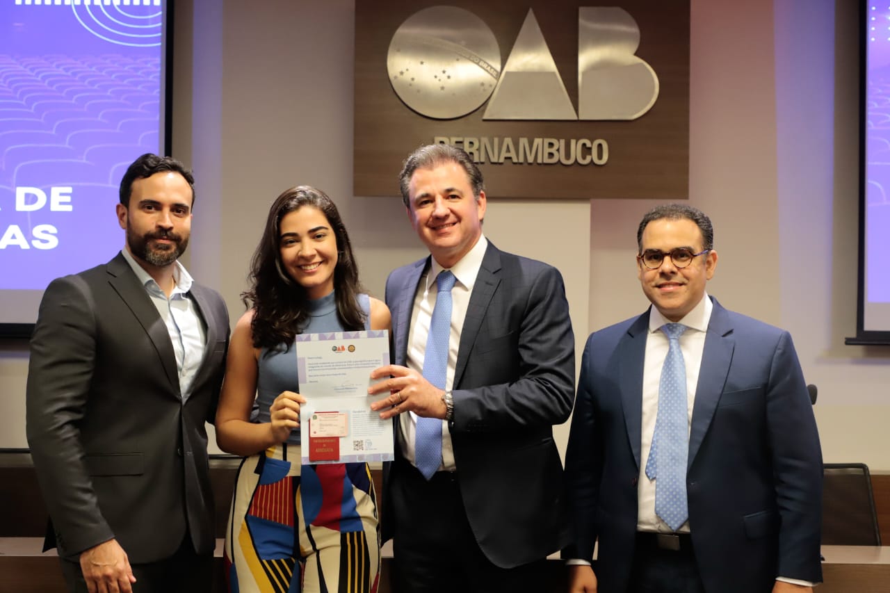 Entrega de carteiras para jovens advogadas e advogados