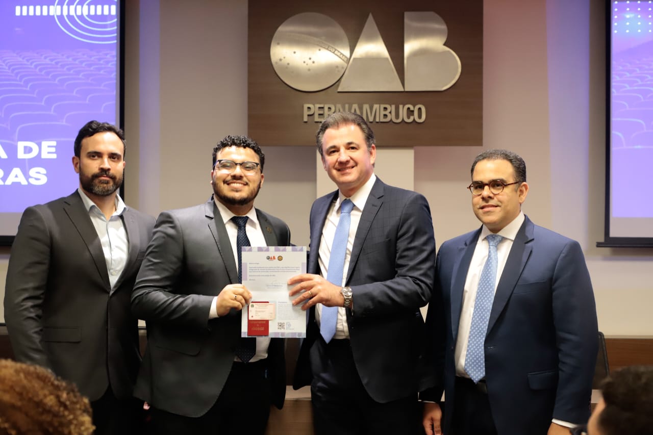 Entrega de carteiras para jovens advogadas e advogados