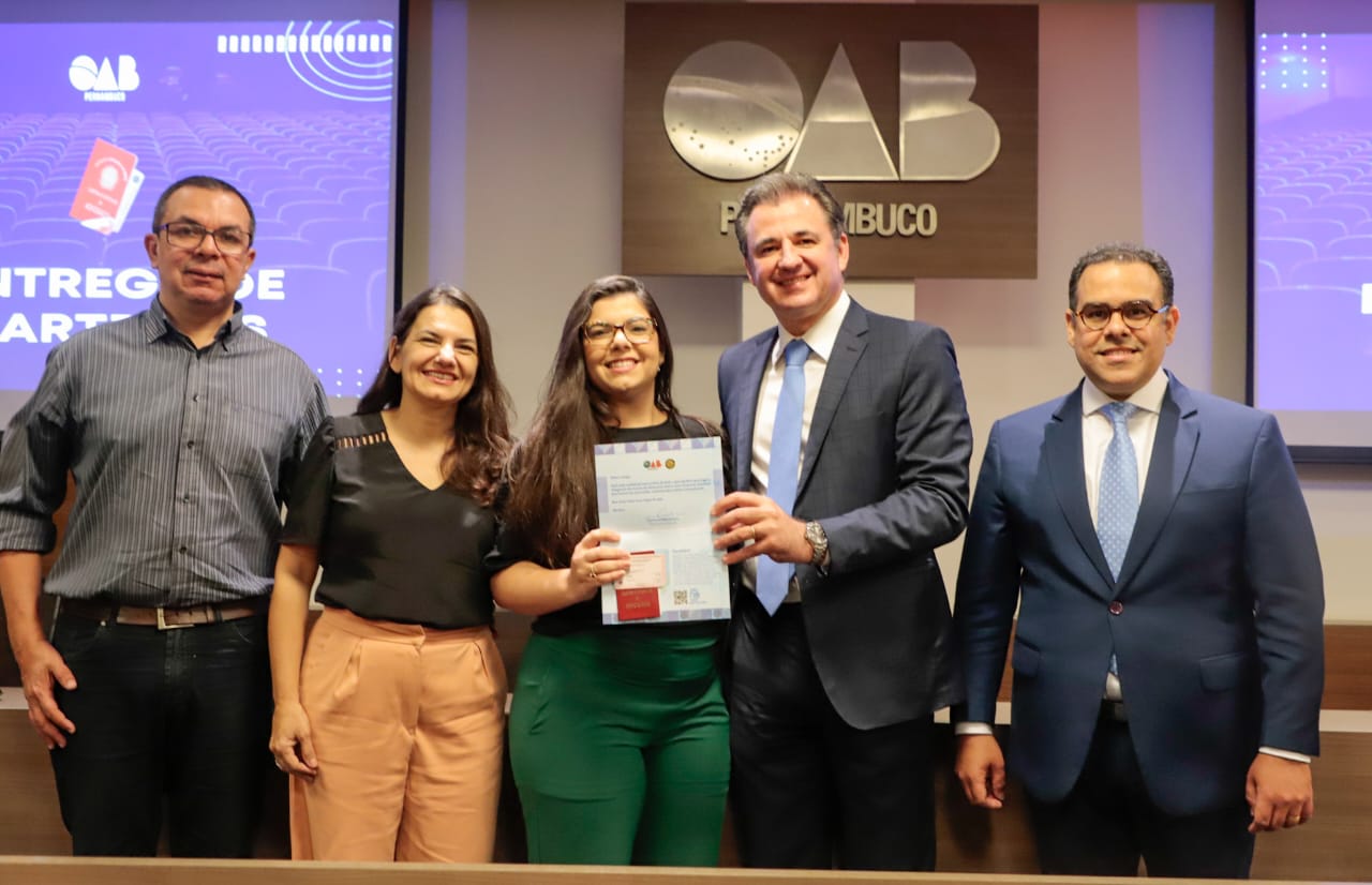 Entrega de carteiras para jovens advogadas e advogados