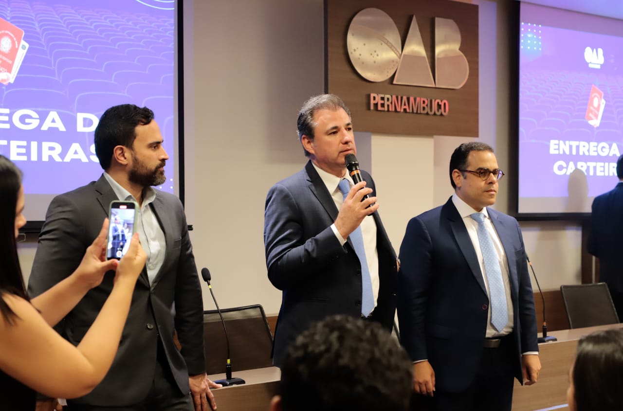 Entrega de carteiras para jovens advogadas e advogados