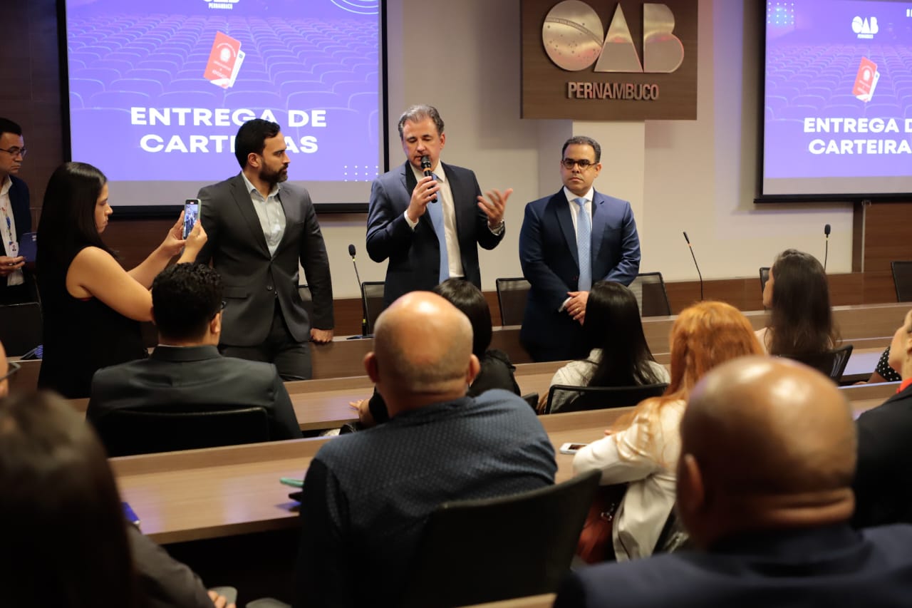 Entrega de carteiras para jovens advogadas e advogados