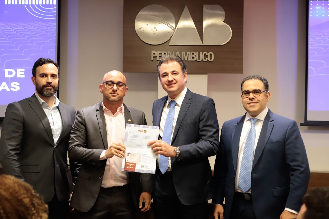 Entrega de carteiras para jovens advogadas e advogados
