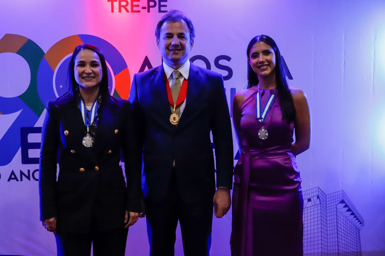 OAB-PE recebe Medalha do M&eacute;rito Eleitoral Frei Caneca