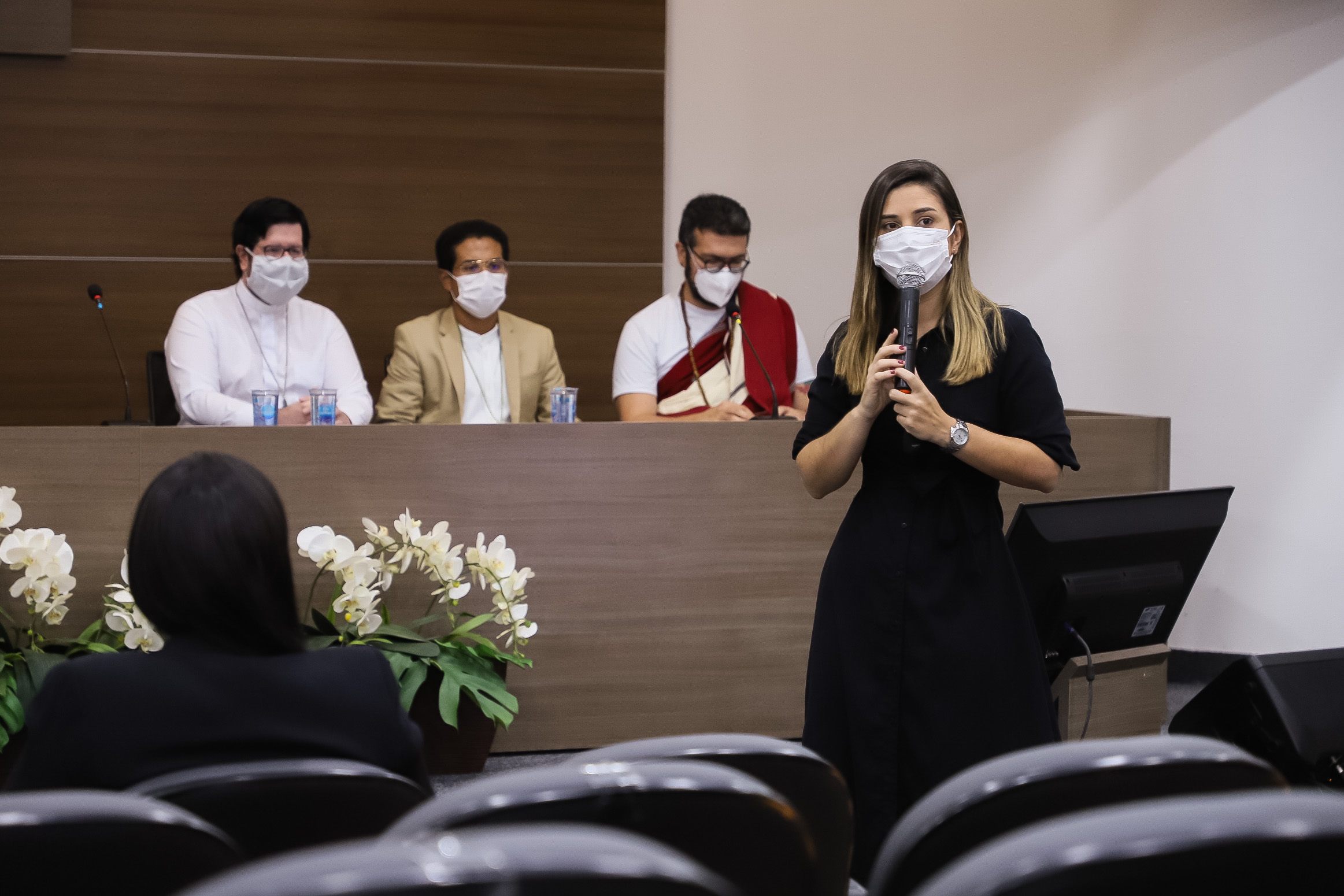 Mesa Redonda: O di&aacute;logo inter-religioso com ferramenta de combate &agrave; intoler&acirc;ncia religiosa.
