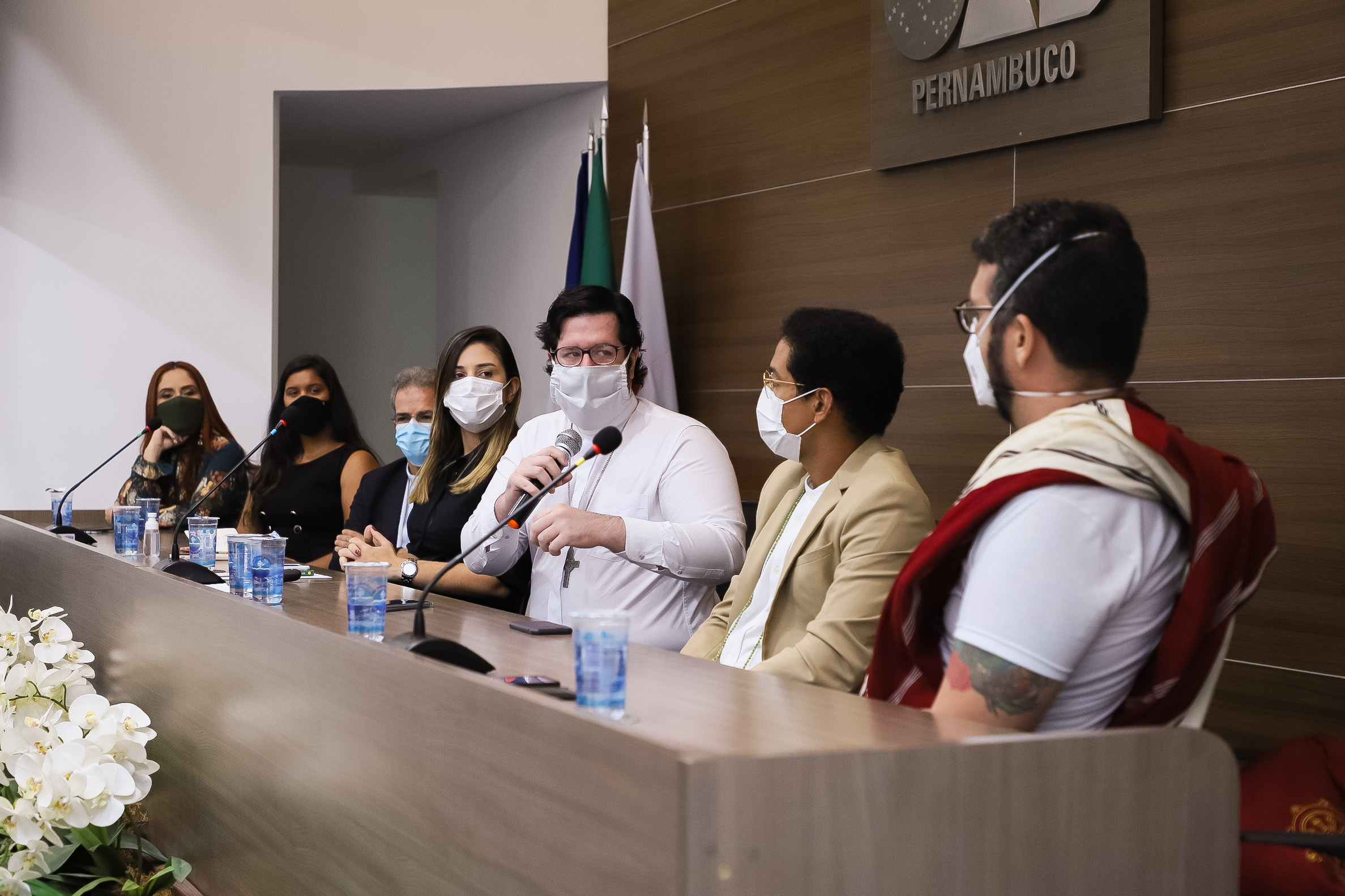 Mesa Redonda: O di&aacute;logo inter-religioso com ferramenta de combate &agrave; intoler&acirc;ncia religiosa.