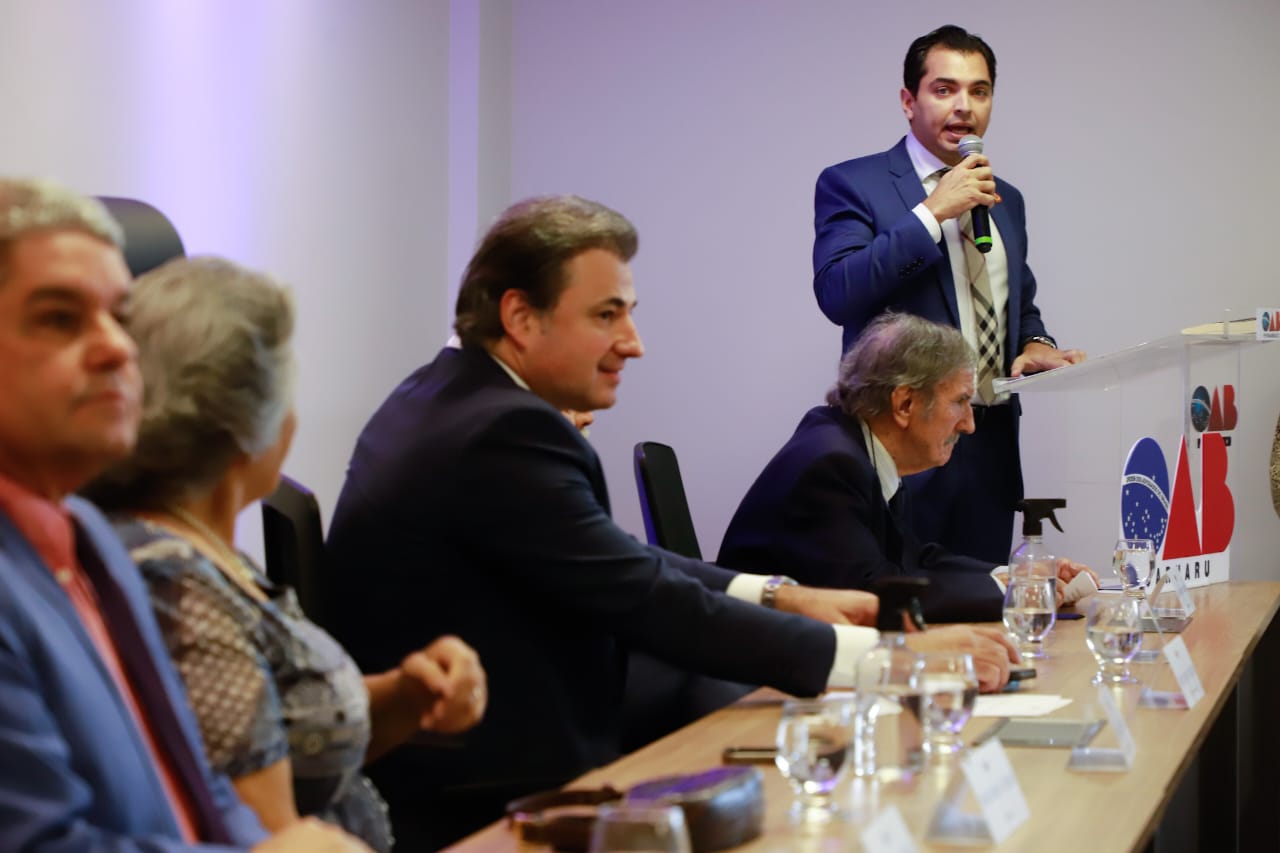 Fernando Ribeiro Lins prestigia inaugura&ccedil;&atilde;o de Galeria de ex-presidentes da OAB Caruaru