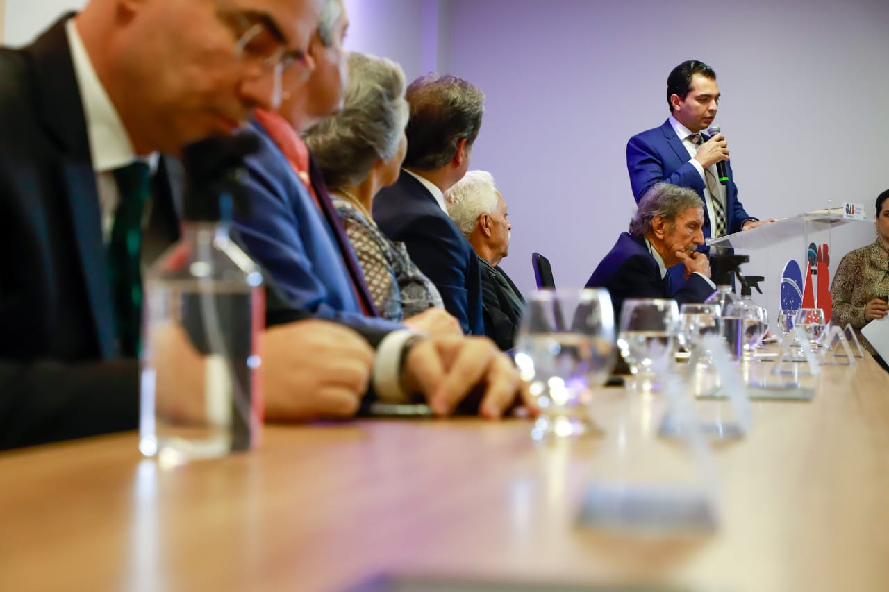 Fernando Ribeiro Lins prestigia inaugura&ccedil;&atilde;o de Galeria de ex-presidentes da OAB Caruaru